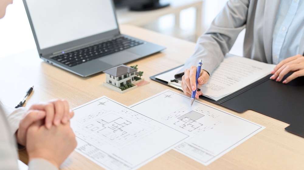 Female,Salesperson,Providing,Real,Estate,Information